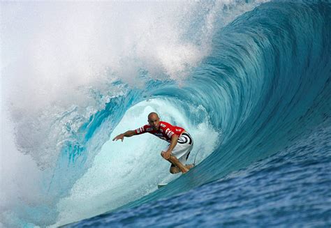 kelly slater surfing pipeline